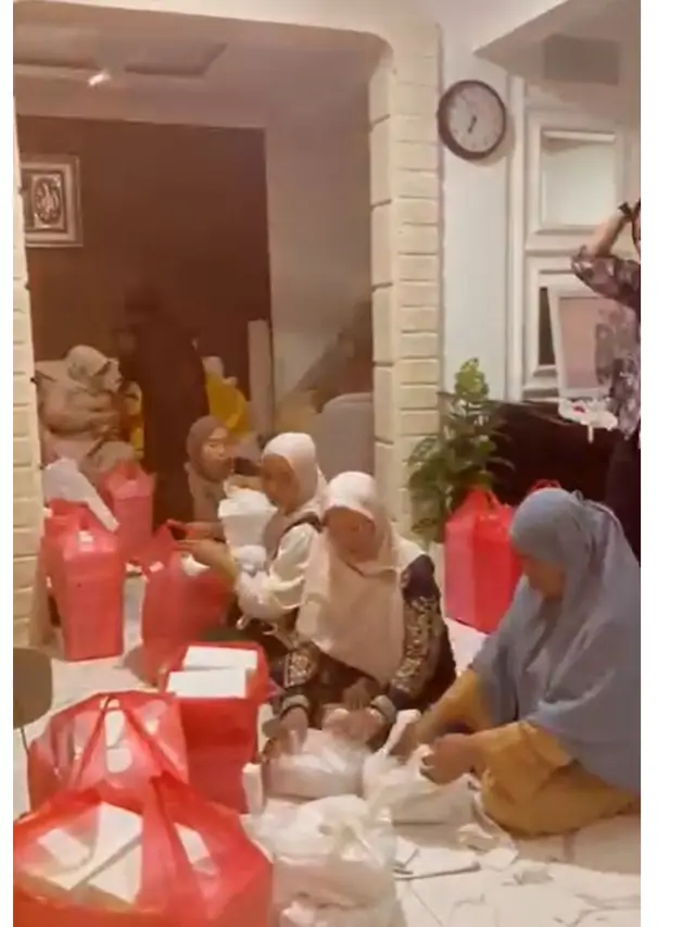 6 Potret Suasana Pengajian 40 Hari Wafatnya Mpok Alpa di Rumah Baru, Penuh Khidmat