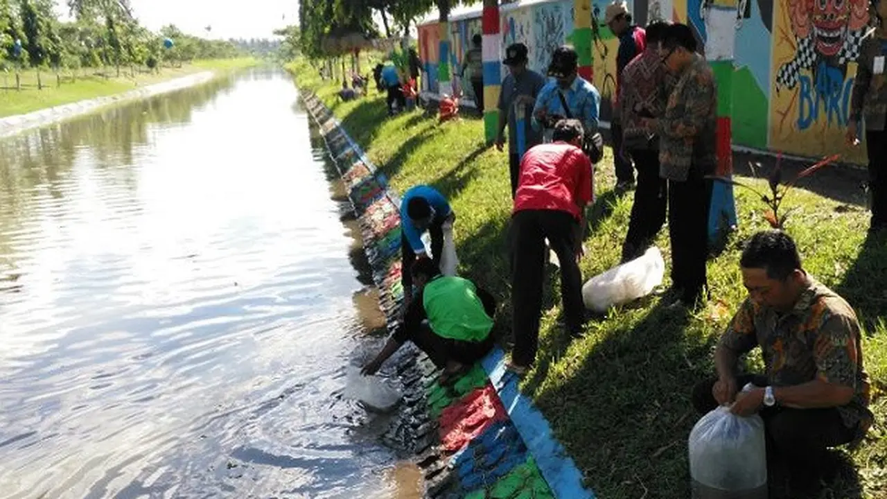 Misi di Balik Tebar 500 Ribu Ikan dan Udang ke Sungai Banyuwangi