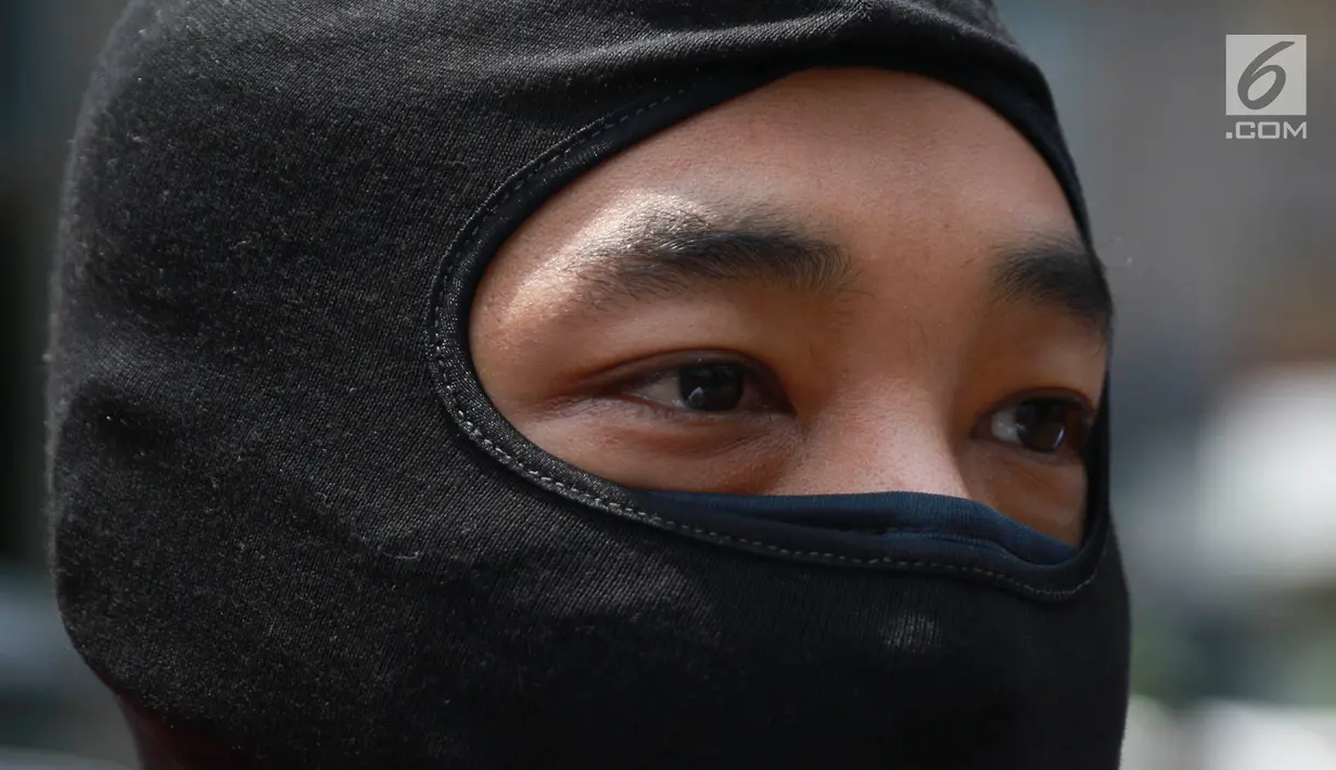 Tersangka kasus skimming ATM Ramyadjie Priambodo saat akan dilimpahkan ke kejaksaan di Polda Metro Jaya, Jakarta, Kamis (25/4). Pelimpahan tahap dua dilakukan usai kejaksaan menetapkan berkas perkara Ramyadjie lengkap (P-21) secara materiil dan formil pada 18 April 2019. (Liputan6.com/Immanuel Anton