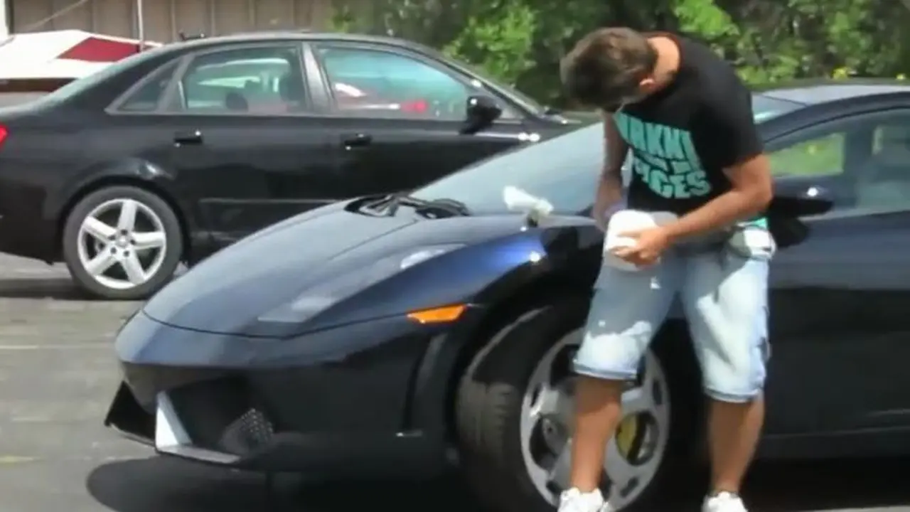 Buang Hajat di Kap Lamborghini, Pemuda Jahil Tersengat Listrik