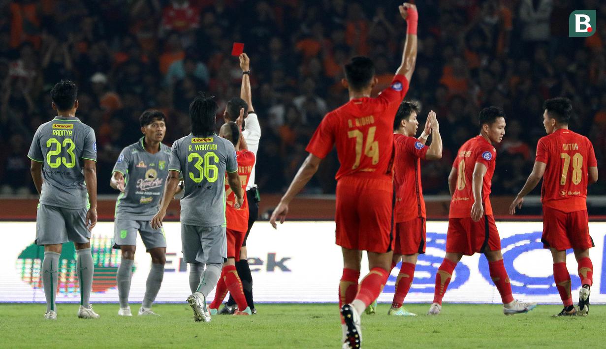 <p>Pemain Persebaya Surabaya, Arief Catur Pamungkas (kedua kiri) diganjar kartu merah oleh wasit setelah melanggar pemain Persija Jakarta, Witan Sulaeman pada laga lanjutan pekan ke-5 BRI Liga 1 2023/2024 antara Persija Jakarta melawan Persebaya Surabaya di Stadion Utama Gelora Bung Karno (SUGBK), Senayan, Jakarta, Minggu (30/7/2023). (Bola.com/Ikhwan Yanuar)</p>