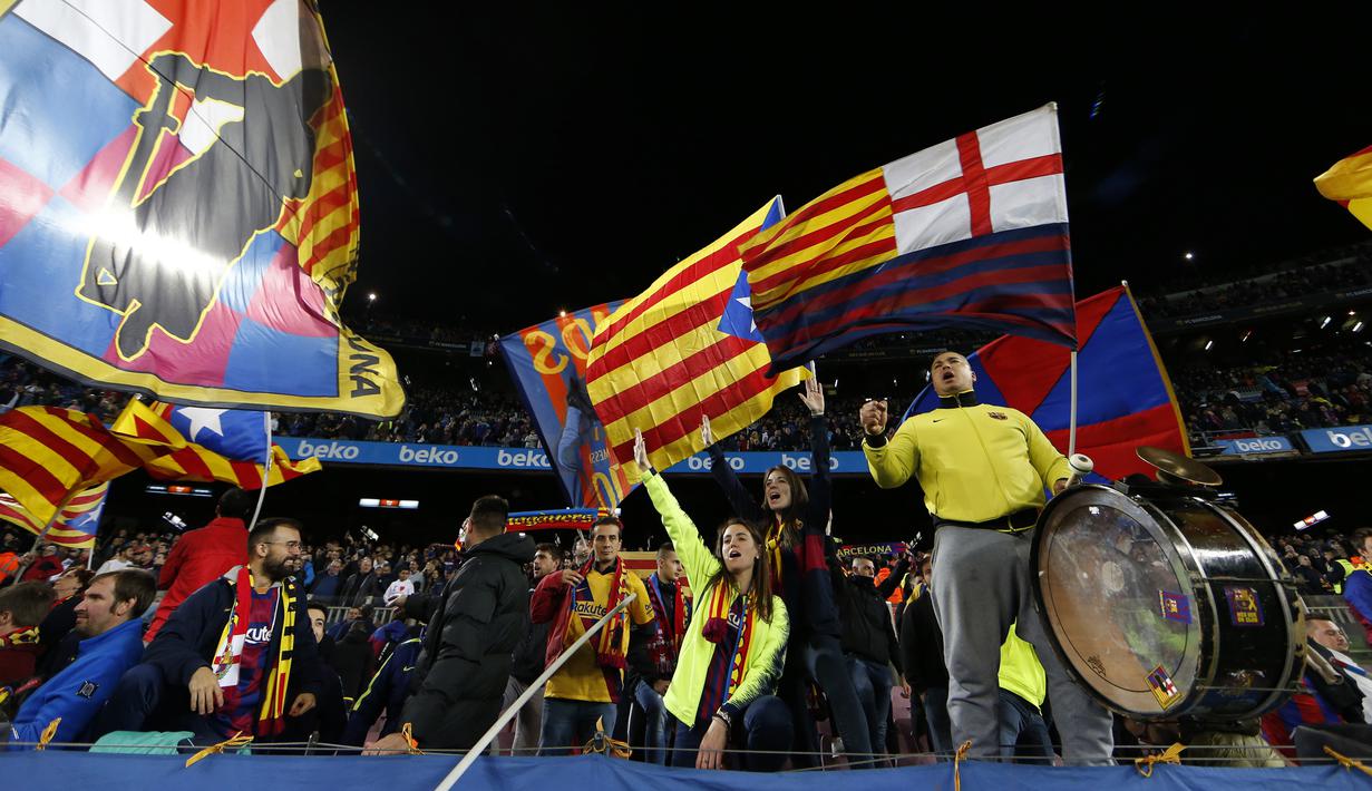 Suporter Barcelona saat mendukung tim kesayangannya bertanding melawan Celta Vigo pada pertandingan lanjutan La Liga Spanyol di stadion Camp Nou (9/11/2019). Barcelona menang telak 4-1 atas Vigo. (AP Photo/Joan Monfort)