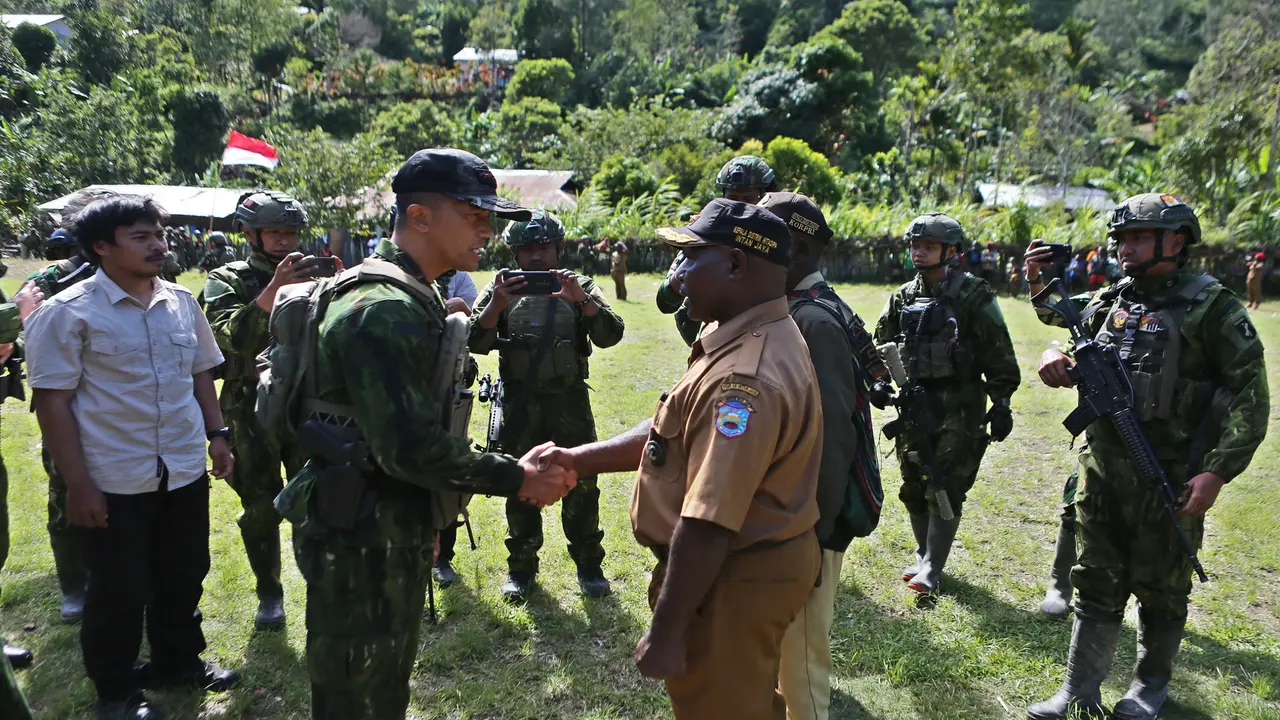 Pangkogabwilhan III Letjen TNI Bambang Trisnohadi memastikan, situasi keamanan di Papua berada dalam kondisi aman dan kondusif menjelang Nataru.