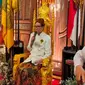 Sultan Kasepuhan dari pihak Aloeda II beserta jajaran perangkat adat memberikan keterangan pers usai mengikuti prosesi pelantikan yang dilakukan secara tertutup. Foto (Liputan6.com / Panji Prayitno)