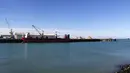 Kapal kargo berbendera Rusia berlabuh di pelabuhan Boulogne-sur-Mer, Prancis utara (26/2/2022). Pejabat Prancis mengatakan marinir yang berpatroli di wilayah Selat Inggris telah mencegat kapal kargo yang berlayar di bawah bendera Rusia dan mengawalnya untuk penyelidikan. (AP Photo/Michel Spingler)
