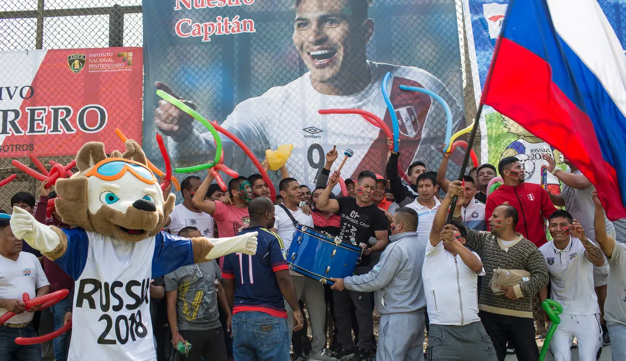 Narapidana menyanyikan lagu-lagu untuk memotivasi tim sepak bola yang tampil di Penjara San Juan de Lurigancho, Lima, Peru, Kamis (24/5). (AP Photo/Rodrigo Abd)
