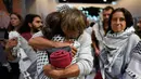 Para aktivis kemanusiaan Global Sumud Flotilla (GSF) saling berpelukan saat tiba di Bandara Istanbul, Turki, Kamis 21 Mei 2026. (AP Photo/Emrah Gurel)