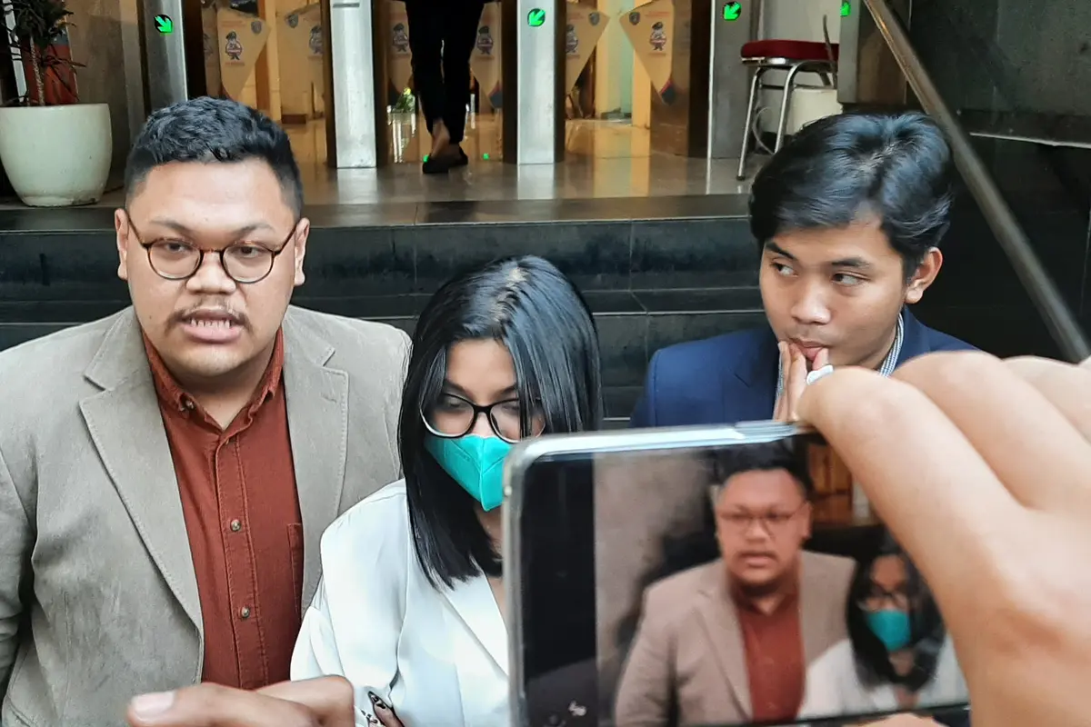 Tersangka Dea OnlyFans menyampaikan permintaan maaf di Polda Metro Jaya, Senin (28/3/2022).