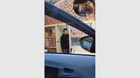 Seorang polisi marah-marah dari dalam mobil setelah mengetahui air mineral dijual seharga Rp7 ribu di Puncak. (Tangkapan Layar Instagram)