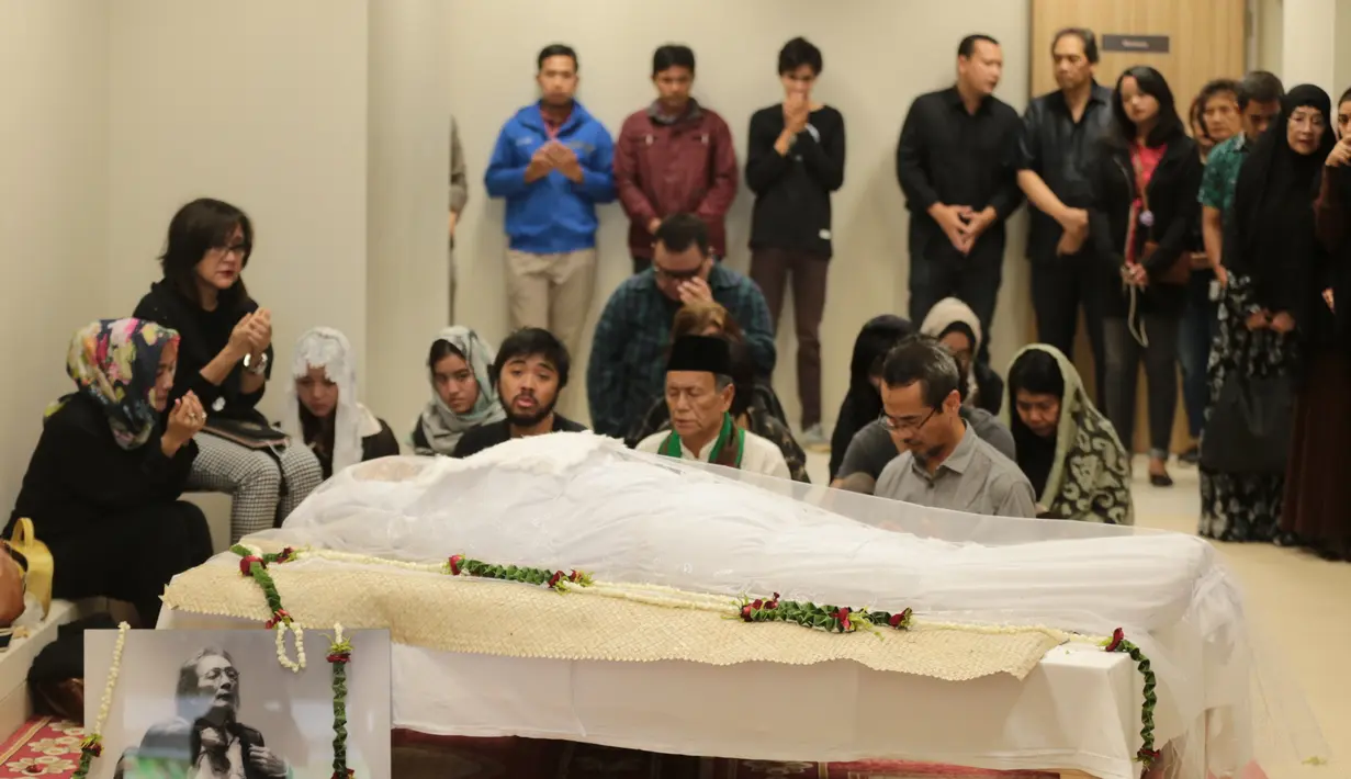 Seperti yang dikatakan Bems Leo di Rumah Duka RSPI Bintaro, bahwa sejak lama mendiang Yockie memiliki permintaan untuk dimakamkan di TPU Karet Bivak saat ia meninggal dunia. (Adrian Putra/Bintang.com)