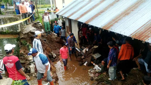 Mugiyanto terseret air bah akibat badai cempaka dari rumanya di Dusun Kasiran, Wonosobo, Selasa malam. (Foto: Liputan6.com/Muhamad Ridlo)