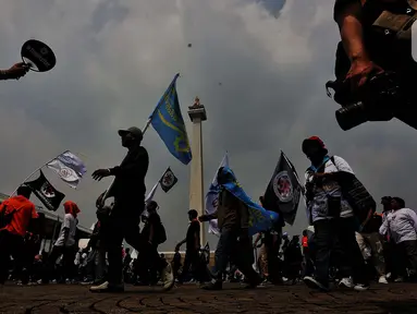 Buruh dari berbagai aliansi saat berdatangan untuk menghadiri perayaan Hari Buruh Internasional 2025 di kawasan Monumen Nasional (Monas), Jakarta, Kamis (1/5/2025). (Liputan6.com/Angga Yuniar)