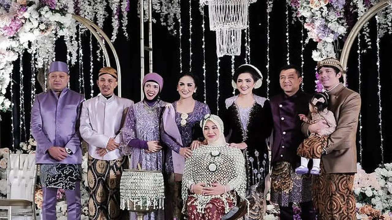 Keluarga Besar Aurel Hermansyah di Acara Mitoni 7 Bulanan Kehamilan