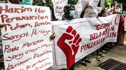 Masa yang tergabung gerakan bela korban pinjaman online menggelar aksi di depan PN Jakarta Pusat, Jakarta, Rabu (6/2). Mereka menuntut hakim untuk memberikan keadilan kepada korban rentenir online. (Liputan6.com/Johan Tallo)