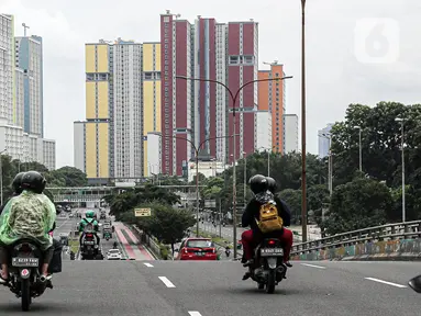 Kondisi arus lalu lintas arah Rumah Sakit Darurat COVID-19 (RSDC) Wisma Atlet, Jakarta, Minggu (25/12/2022). Pemerintah menghentikan operasional Wisma Atlet Kemayoran sebagai Rumah Sakit Darurat COVID-19 mulai akhir tahun ini seiring dengan semakin rendahnya kasus COVID-19 secara nasional dalam beberapa waktu terakhir. (Liputan6.com/Faizal Fanani)