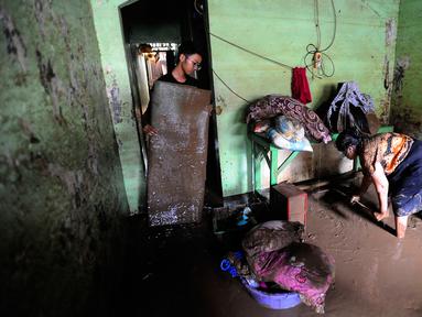 Warga membersihkan rumah usai banjir setinggi tiga meter di RT 05/08, Pejaten Timur, Jakarta Selatan, Senin (10/10/2022) Puluhan RT di DKI Jakarta tergenang banjir akibat luapan Sungai Ciliwung yang terjadi pada dini hari tadi. (merdeka.com/Arie Basuki)
