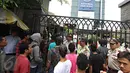 Massa dari Solidaritas Pergerakan Mahasiswa Indonesia saat memaksa melakukan aksi demo di depan Kantor DPP Partai NasDem, Jakarta, Senin (18/1). Massa sempat terlibat kericuhan dengan petugas yang melarang aksi mereka. (Liputan6.com/Immanuel Antonius)