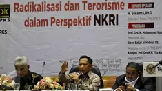 (Ki-ka) Perwakilan Kemenristekdikti Asep Supanda, Kepala BNPT Komjen Pol Tito Karnavian dan anggota Komisi III Aboe Bakar Al-Habsyi dalam diskusi PKS di Gedung Nusantara I Kompleks Parlemen, Senayan, Jakarta, Kamis (21/4). (Liputan6.com/Johan Tallo)