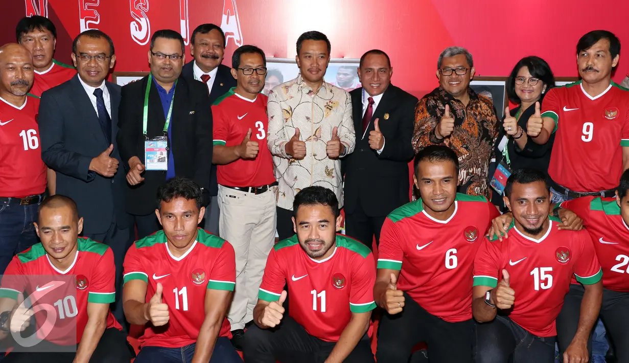 Menpora Imam Nahrawi (tengah) bersama Ketua umum PSSI, Edy Rahmayadi berfoto bersama mantan penggawa PSSI di gerai pojok PSSI saat Kongres PSSI 2017, Bandung (8/1). 13 mantan penggawa Timnas Indonesia hadir. (Liputan6.com/Helmi Fithriansyah)