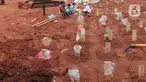 Suasana sepi pemakaman khusus Covid-19 di TPU Jombang, Tangerang Selatan, Selasa (24/8/2021). Setelah mengalami lonjakan kasus kematian akibat covid-19 yang cukup signifikan pada Juli 2021 lalu, TPU Jombang mengalami penurunan dalam dua pekan terakhir. (merdeka.com/Arie Basuki)
