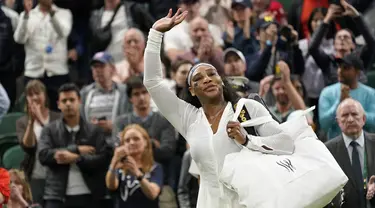 Petenis AS Serena Williams melambai saat meninggalkan lapangan setelah kalah dari Harmony Tan dari Prancis dalam pertandingan tunggal putri babak pertama pada hari kedua kejuaraan tenis Wimbledon di London, Selasa (28/6/2022). Serena kalah dari Harmony Tan 7-6, 1-6, 7-6 (10-7). (AP Photo/Alberto Pezzali)