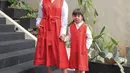 Chelsea Olivia tampil serasi dengan putrinya, mengenakan dress merah sleeveless dipadukan inner kemeja putih lengan panjang. [@chelseaoliviaa]