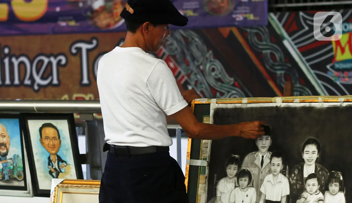 Seniman lukis mengerjakan order jasa lukis di kawasan Blok M Square, Jakarta Selatan, Sabtu (8/2/2020). Diperkirakan, pendapatan seniman lukis dalam sebulan bisa mencapai Rp 4 juta.  (Liputan6.com/Johan Tallo)