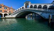 Pandangan umum menunjukkan perairan yang lebih jernih Grand Canal di Jembatan Rialto di Venesia pada 18 Maret 2020. Sejak Italia memberlakukan lockdown akibat pandemi virus corona, air di Kanal Venesia yang biasanya keruh dan gelap berubah menjadi jernih. (ANDREA PATTARO / AFP)