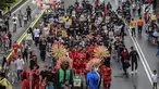 Massa Serikat Pekerja Container (SPC) menggelar karnaval pelabuhan di area car free day, Jalan Thamrin, Jakarta, Minggu (17/2). Aksi tersebut tekait penolakan liberalisasi pengelolaan Pelabuhan Tanjung Priok oleh vendor asing. (Liputan6.com/HO/Mico)
