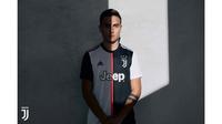 Paulo Dybala dengan jersey kandang terbaru Juventus musim 2019-2020. (Bola.com/Dok. Juventus)