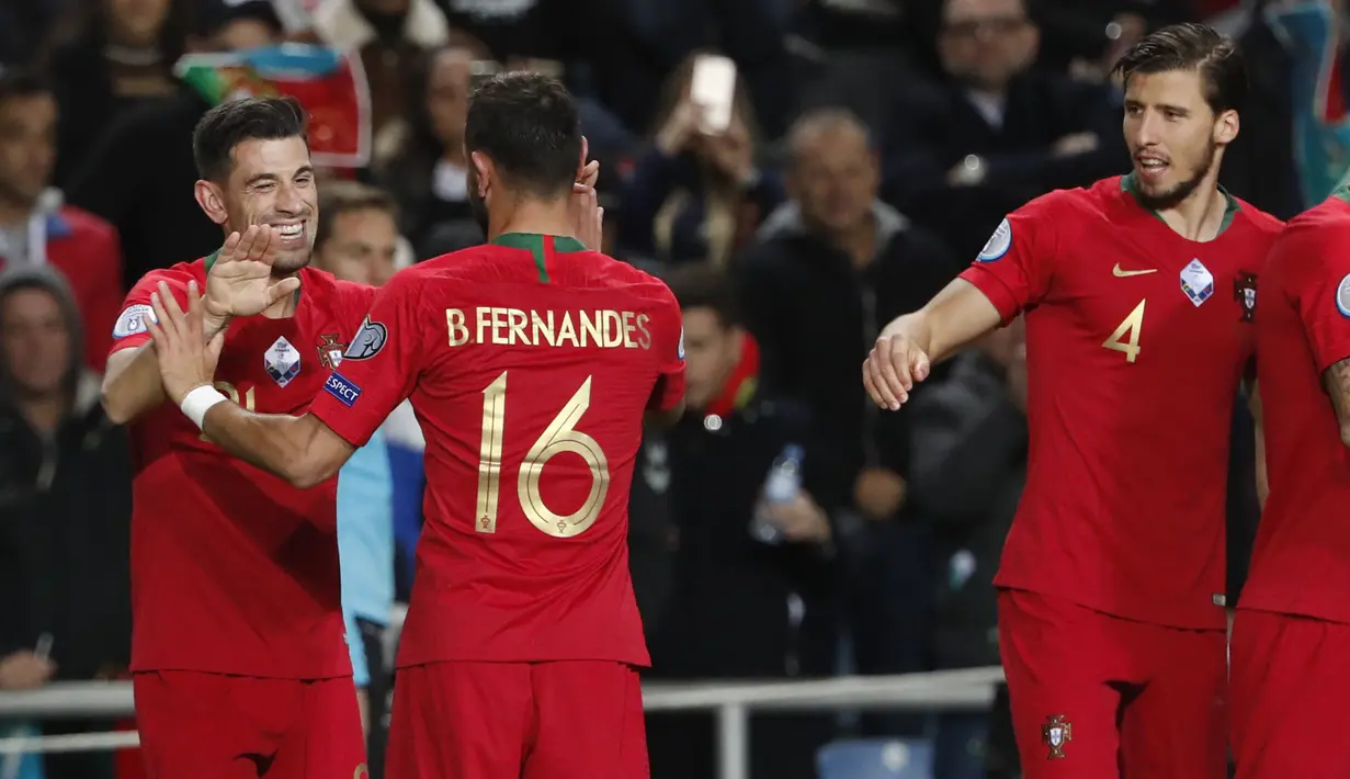 Gelandang Portugal, Pizzi  (kiri) berselebrasi dengan rekannya usai mencetak gol ke gawang Lithuania pada pertandingan Grup B Kualifikasi Piala Eropa 2020 di stadion Algarve di luar Faro, Portugal (14/11/2019). Portugal menang besar 6-0 atas Lithuania. (AP Photo/Armando Franca)