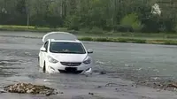 Gara-gara GPS mobil tersasar hingga berakhir di tengah sungai. (Shanghaiist)