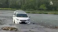 Kacau, Ikut Arah GPS Mobil Ini Berakhir di Sungai
