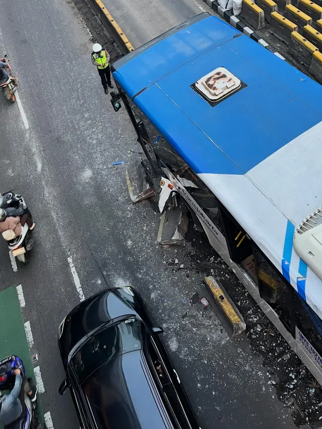 Bus Transjakarta Tabrak Separator di Cikoko