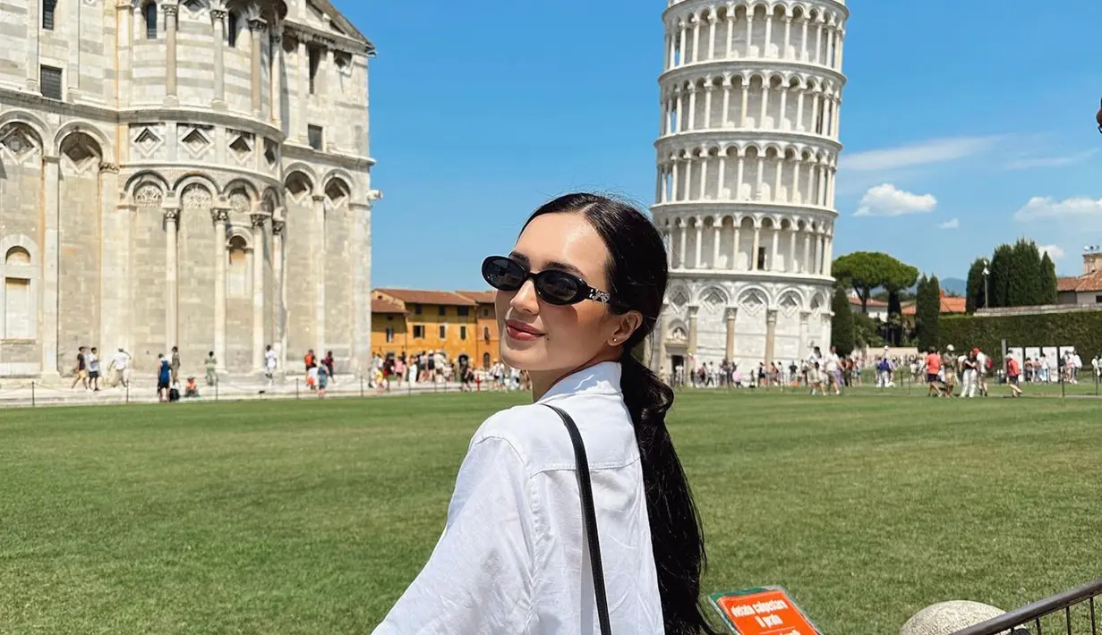 Italia menjadi salah satu negara yang cukup populer dikunjungi para selebriti Indonesia ketika menikmati momen liburan ke luar negeri. Banyak dari para artis ini mengunjungi tempat wisata ikonik seperti danau Como hingga menara Pisa. Dalam liburannya, Beby Tsabina abadikan momen dengan latar belakangan bangunan ikonik dunia tersebut. (Liputan6.com/IG/@bebytsabina)