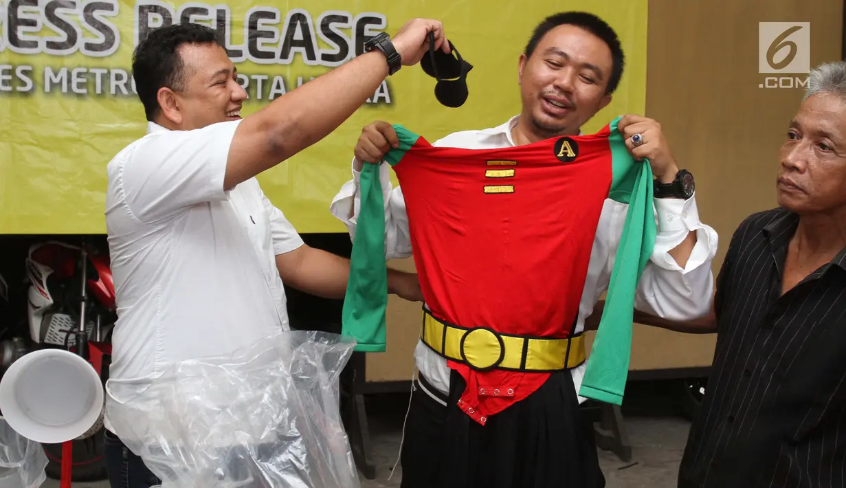 Polisi menunjukkan barang bukti hasil penggerebekan PT. Atlantis Jaya di Mapolres Jakarta Utara, Senin (22/5). Acara bertajuk 'The Wild One' yang digelar PT. Atlantis Jaya menjadi pesta seks homoseksual. (Liputan6.com/Gempur M Surya)