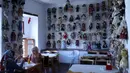 Pengunjung menikmati pesanan dengan boneka yang dipajang di kedai kopi Turki bernama Ankara Castle di Ankara, 8 Agustus 2019. Kedai kopi itu menyambut pengunjung dengan koleksi unik sebanyak 7.500 boneka porselen dari 81 negara yang dikumpulkan pemiliknya selama lebih dari 20 tahun. (Adem ALTAN/AFP)