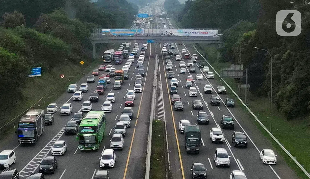 "Namun, apabila pada periode waktu tiga jam sebelum jadwal pengakhiran one way masih terdapat peningkatan volume lalu lintas yang signifikan dari Jakarta ke arah timur, maka dapat dimungkinkan terjadi penyesuaian kembali jadwal pengakhiran rekayasa lalu lintas one way," sambungnya. (Liputan6.com/Herman Zakharia)