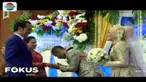 Jokowi dan Ibu Negara Iriana tidak hanya memberikan selamat tetapi juga menyempatkan berfoto dengan kedua mempelai di pelaminan.