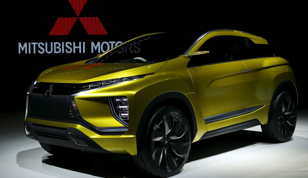 Mitsubishi mengeluarkan mobil konsep bertema crossover pada Tokyo Motor Show ke 44 di Jepang, Rabu (28/10/2015). Lebih dari 76 merk mobil ternama akan hadir di pagelaran ini. (REUTERS/Toru Hanai)
