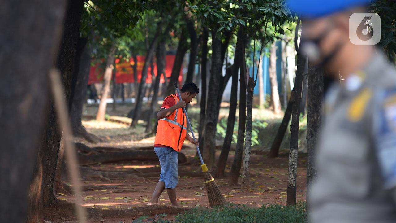 FOTO: Pelanggar Protokol Kesehatan Diberi Sanksi Menyapu