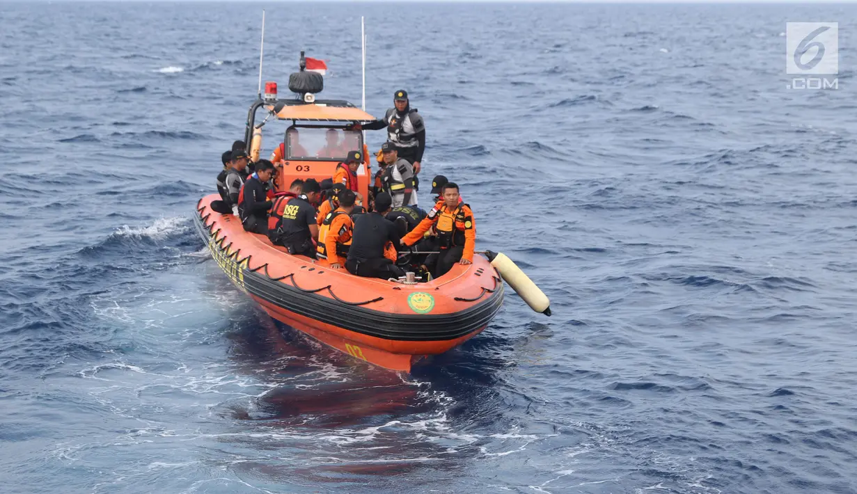 Tim Basarnas melakukan pencarian korban maupun serpihan pesawat Lion Air JT-610 di perairan Karawang, Jawa Barat, Rabu (31/10). Hingga hari ketiga, pencari korban jatuhnya Lion Air JT-610 terus dilakukan. (Liputan6.com/Helmi Fithriansyah)