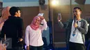 Pemain film The Guys, Raditya Dika (kanan) mengambil gambar komedian Indra Jegel bersama salah satu peserta Emtek Goes To Campus (EGTC) 2017 di Auditorium Universitas Negeri Semarang, Rabu (5/4).  (Liputan6.com/Yoppy Renato)