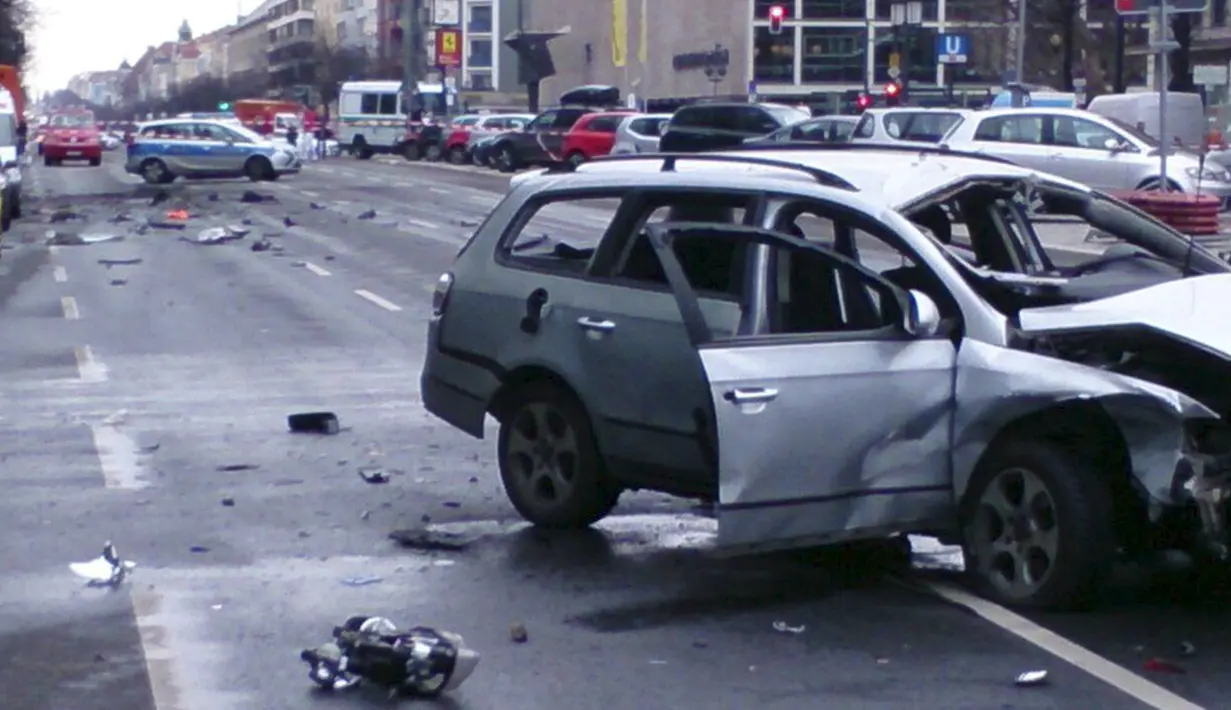 Bangkai mobil Volkswagen yang rusak di Berlin , Jerman, (15/3).Kepolisian Jerman mengatakan bahwa penyebab meledaknya mobil tersebut disebabkan oleh bahan peledak. (REUTERS / Fabrizio Bensch)