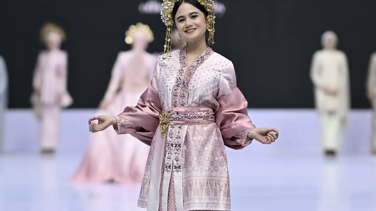 Potret Tissa Biani Tunjukkan Pesona Perempuan Petite di IFW 2025, Tampil Anggun dalam Balutan Kebaya kurung