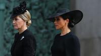 Meghan Markle dan Sophie Duchess of Edinburgh menghadiri prosesi pemakaman Ratu Elizabeth II di Wellington Arch, London, 19 September 2022. (dok. ISABEL INFANTES / POOL / AFP)