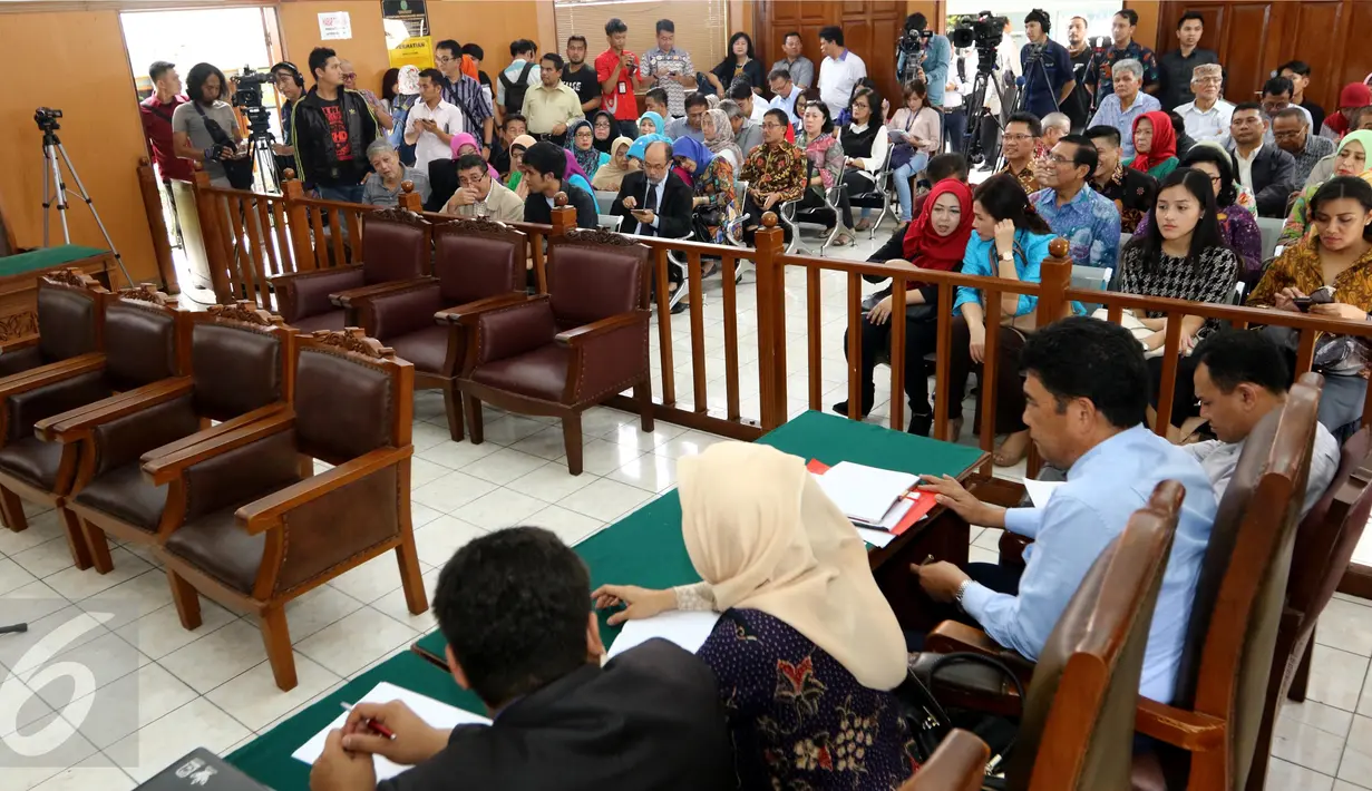 Istri dan anak Irman, Liestyana Rizal dan Irviandari Alestya Gusman turut menghadiri sidang praperadilan yang diajukan Irman Gusman di PN Jakarta Selatan, Selasa (25/10). Sidang beragenda pembacaan permohonan oleh pihak pemohon (Liputan6.com/Helmi Afandi)