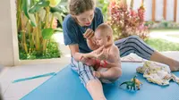 Menggendong bayi dengan metode M-shape juga dapat membantu perkembangan kognitif dan sosialnya. (Foto: Pexels.com/Yan Krukau)