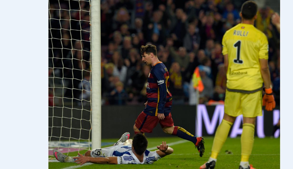 Lionel Messi saat mencetak gol ke gawang Real Sociedad dalam lanjutan La Liga Spanyol di Stadion Camp Nou, Barcelona, Sabtu (28/11/2015). (AFP/Lluis Gene)