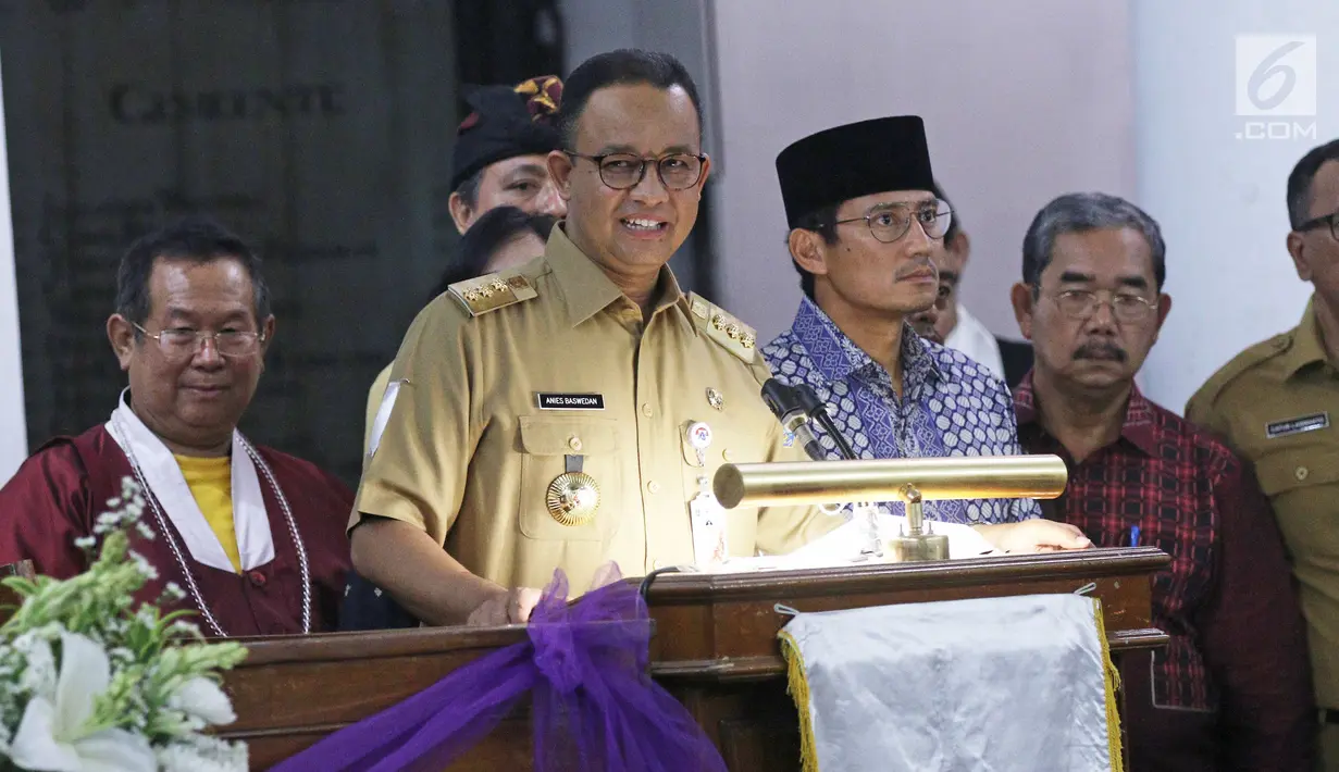 Gubernur DKI Jakarta Anies Baswedan didampingi Wagub Sandiaga Uno memberikan sambutan dihadapan umat Kristiani pada malam Misa Natal di Gereja Protestan Indonesia Barat (GPIB) Immanuel, Gambir, Jakarta, Minggu (24/12). (Liputan6.com/Herman Zakharia)